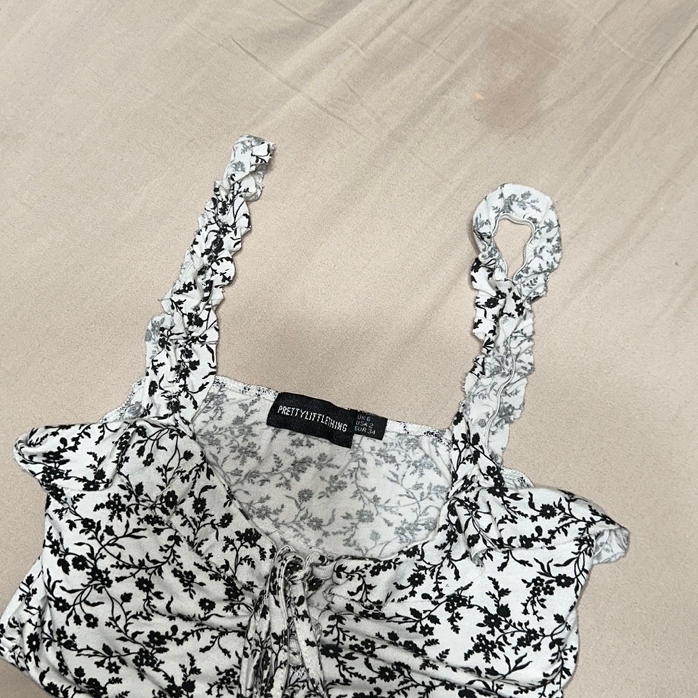 Black and White Prettylittlething Floral Patterned Crop Top